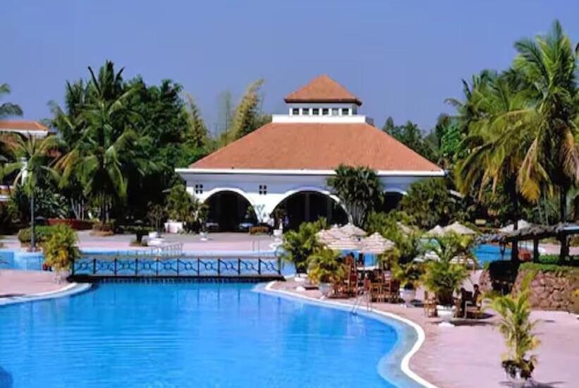 The Golden Palms Hotel & Spa Chik Banavar Exterior photo