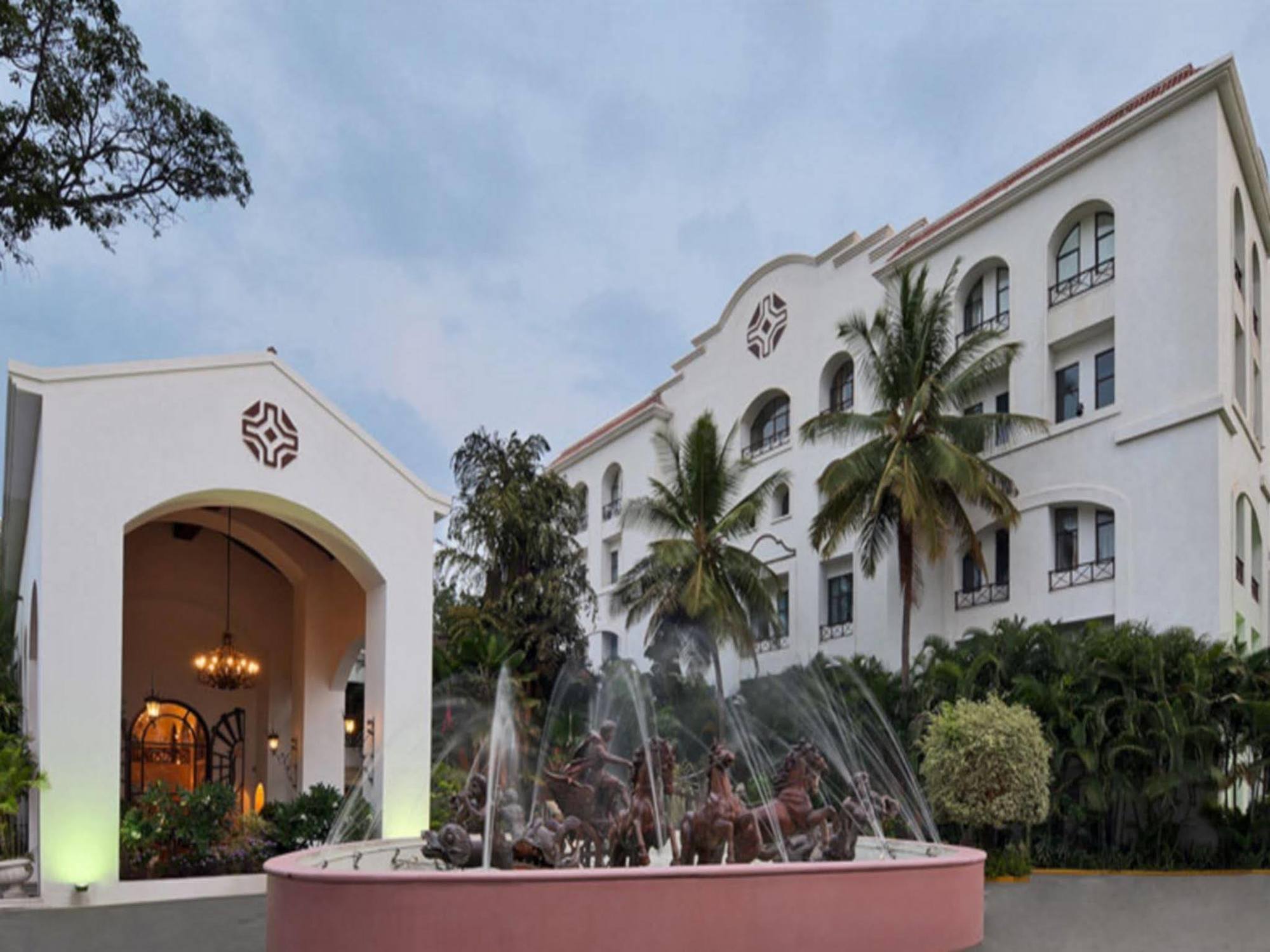 The Golden Palms Hotel & Spa Chik Banavar Exterior photo